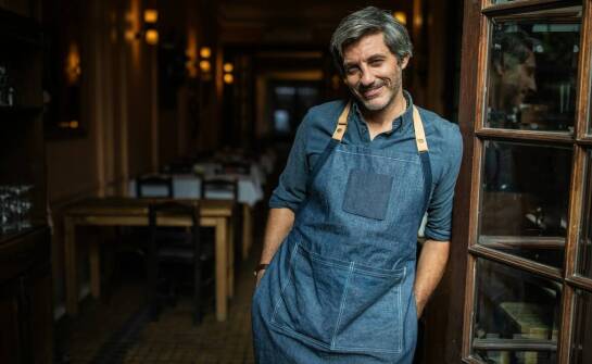 Jak dopasować kelnerskie fartuchy z nadrukiem do stylu gastronomii