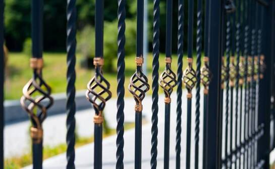 Kluczowe czynniki wyboru odpowiedniego wózka do podwieszanej bramy