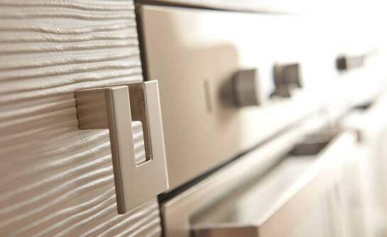 Jak wybrać stylowe i trwałe złote uchwyty do szafy?