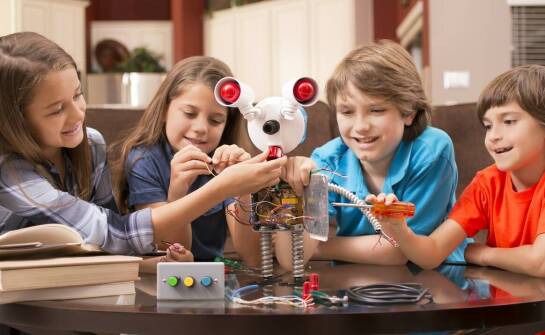 Jakie cechy powinny mieć interaktywne roboty dla uczniów w szkołach średnich?