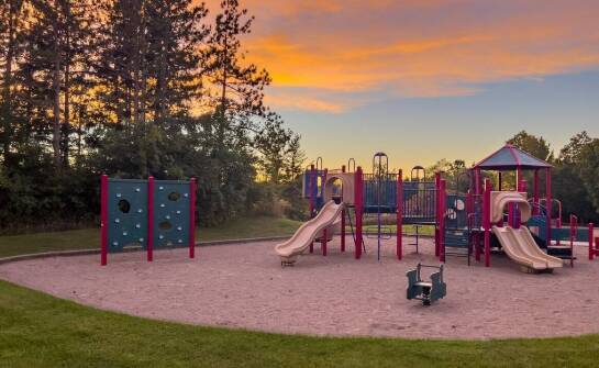 Udogodnienia dla rodzin z dziećmi w domkach z placem zabaw i wspinaczkową ścianką