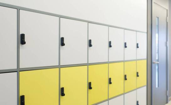 Kolorowe modułowe szafki dla dzieci jako element edukacyjny