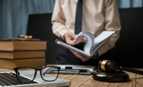 Jak przygotować się do procesu sądowego o odszkodowanie za rzeczowe szkody?