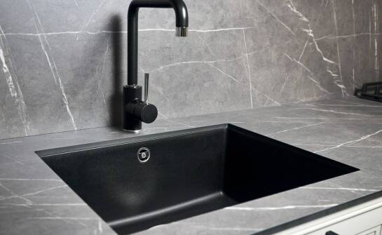 Czarne łazienkowe baterie – jak wpływają na nowoczesny design wnętrz?