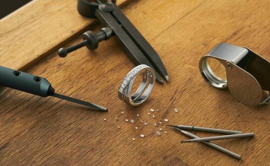 Modny pierścionek celebrytka kółko jako dodatek do codziennej stylizacji