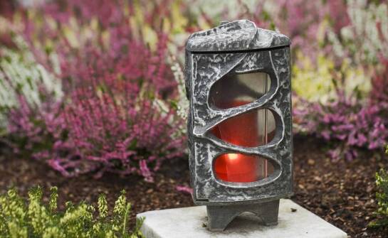 Jak personalizacja nagrobkowych zdjęć wpływa na ich unikalność?