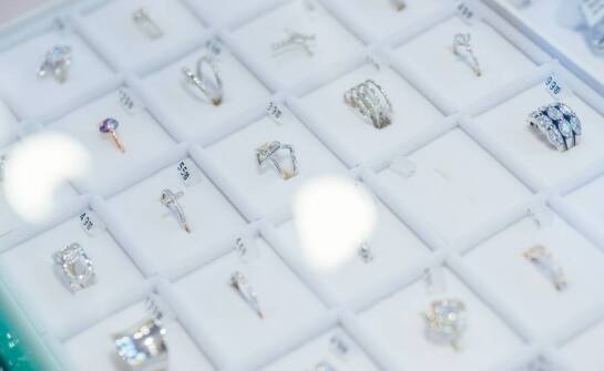 Jak różne style rysunków mogą odzwierciedlać charakter pierścionka?