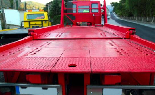 Wyciąganie aut z trudno dostępnych miejsc – oferta pomocy drogowej