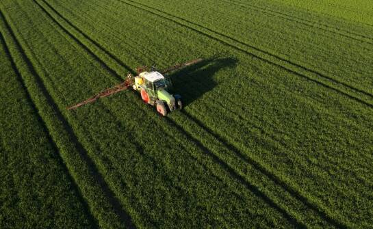 Poradnik: Jak efektywnie wykorzystać ciągany opryskiwacz w polu?