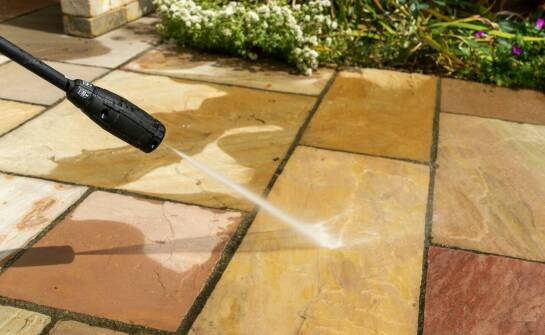 Jakie zanieczyszczenia specjaliści najczęściej usuwają z podjazdów?