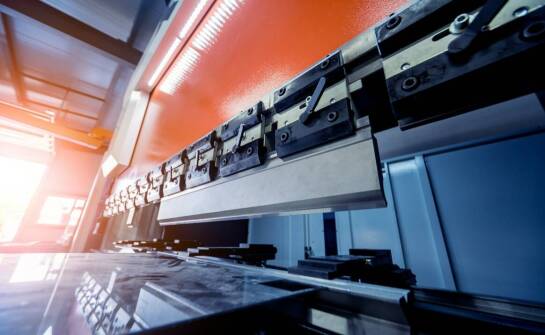 Kluczowe etapy procesu obróbki blach w nowoczesnym produkcyjnym zakładzie