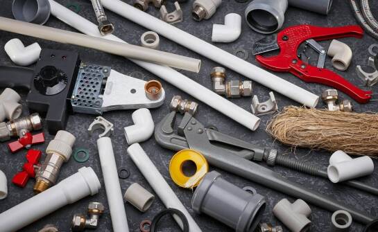 Techniczne aspekty montażu obejm do rur 150 w różnych klimatycznych warunkach