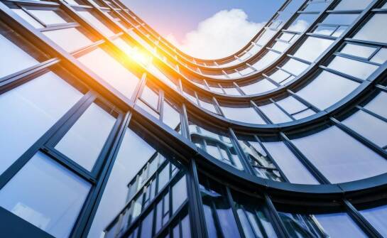 Nowoczesne podejście do projektowania elewacji komercyjnych budynków