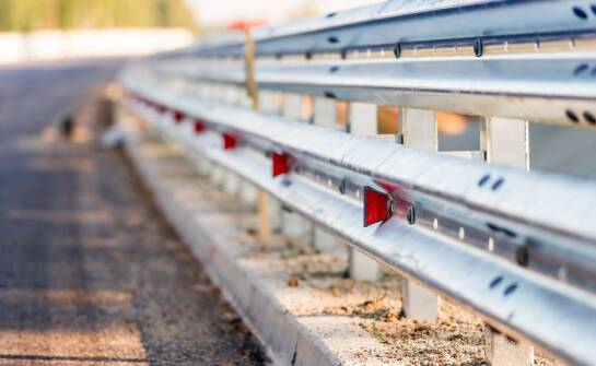 Zastosowanie gumowych amortyzatorów w miejskiej infrastrukturze – praktyczne korzyści