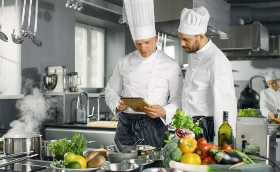 Obuwie do gastronomii a komfort pracy: kluczowe aspekty