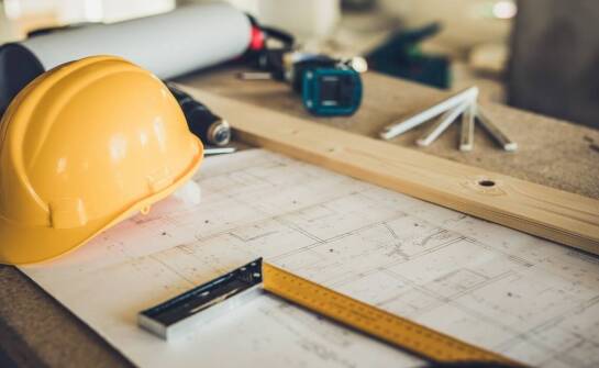 Różnorodność budowlanych tablic - jak dostosować je do specyfiki projektu?