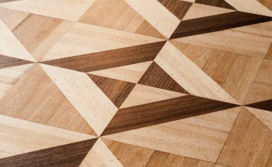 Wzory układania klasycznego parkietu – jak wpływają na optykę pomieszczenia?