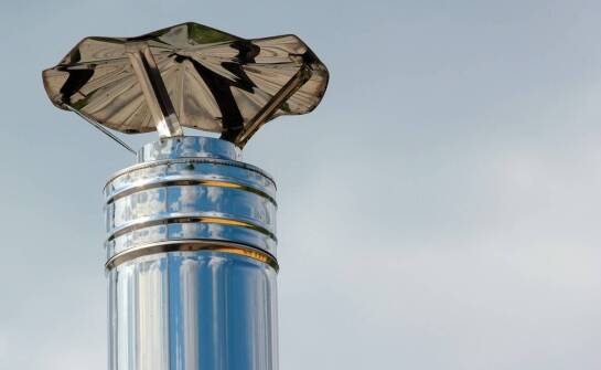 Jakie elementy kominowe są niezbędne przy instalacji ekologicznego kominka?