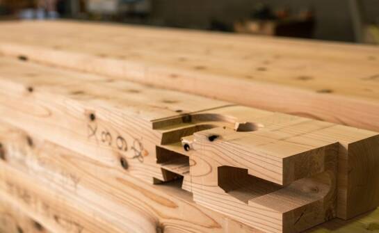 Jakie zastosowanie mają drewniane prefabrykowane konstrukcje w budownictwie?