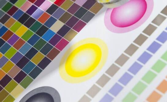 Jakie są kluczowe zalety etykiet odpornych na działanie promieni UV?