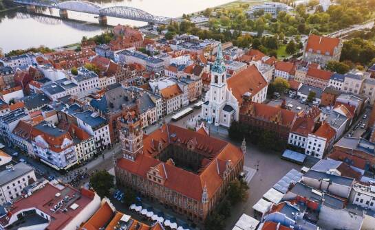 Jak zaplanować spacer z przewodnikiem po atrakcjach w Gnieźnie?