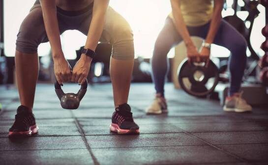 Wpływ zajęć ze sztangami na budowanie siły i wytrzymałości