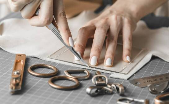 Jak drobne krawieckie usługi uzupełniają ofertę chemicznego czyszczenia ubrań?