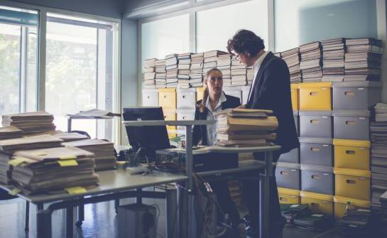 Jak kartonowe pudełka na dokumenty wspierają organizację biura i archiwizację?