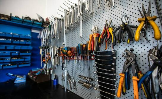 Jakie narzędzia są niezbędne w pracy serwisanta do agregatów prądotwórczych?