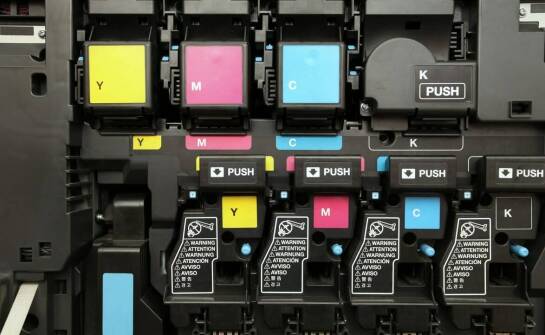 Tonery i tusze do drukarek – jak wybrać odpowiednie do swoich potrzeb?