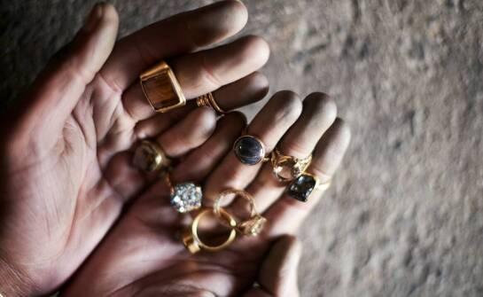 Srebrne czy złote długie kolczyki do czarnej sukienki? Poradnik do wyboru.