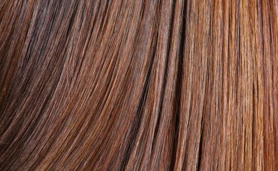 Krótkie peruki a wygoda noszenia w upalnych dniach