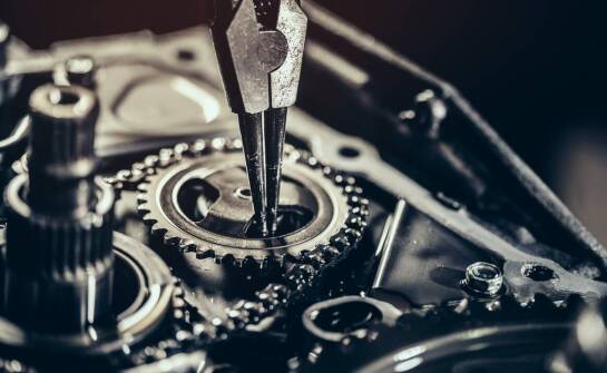 Jakie zmiany zachodzą w mechanizmach starych zegarów podczas naprawy?