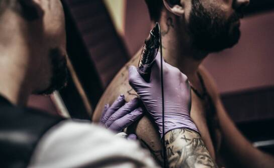 Wpływ nowoczesnych technologii na naukę tatuowania