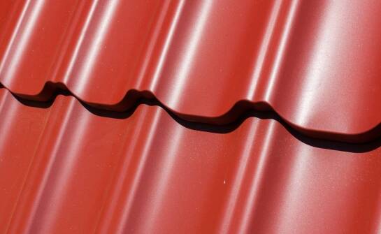 Jakie technologie produkcji wpływają na jakość dachowych tanich blach?