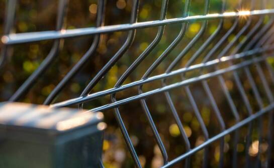 Siatki ogrodzeniowe – jakie są ich najważniejsze zalety i zastosowania?