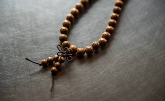 Historia i symbolika złotego różańca na rękę w różnych kulturach.