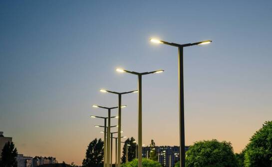 Wpływ solarnych latarni na redukcję kosztów eksploatacyjnych