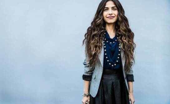 Nowoczesne podejście do klasyki: turban z apaszki w codziennych stylizacjach.