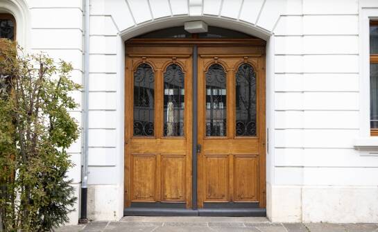 Dlaczego warto postawić na naturalne wejściowe materiały?