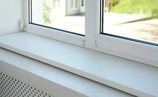 Jakie są zalety stosowania drewnianych okapników w otworowej stolarce?