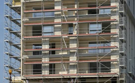 Jak generalny wykonawca wspiera inwestora w modernizacji elewacji?