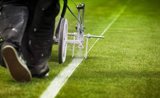 Zalety użycia maszynek do siania trawy w porównaniu z tradycyjnymi metodami.