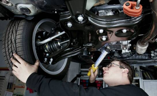 Jak często należy sprawdzać stan wewnętrznego przegubu w Oplu Zafira B?