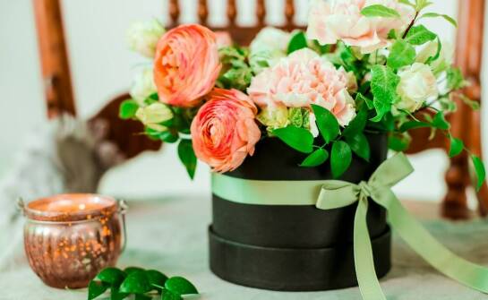 Jak stworzyć harmonijną kompozycję stołową z użyciem goździków i pomarańczy?