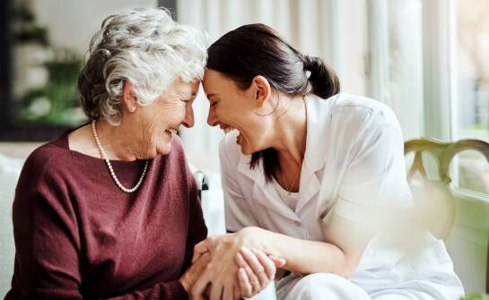 Jak zdobyte zawodowe doświadczenie jako opiekunka seniorów może pomóc w przyszłej karierze?