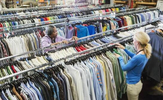 Proces selekcji i sortowania w skupie odpadów używanej odzieży