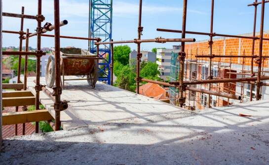 W jaki sposób betoniarska firma zapewnia ciągłość dostaw materiałów budowlanych?