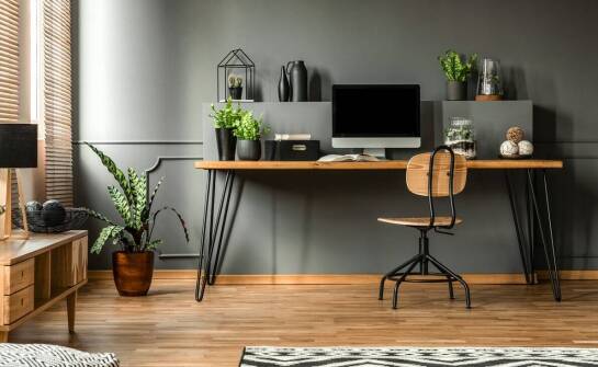 Trzymak do słuchawek jako dekoracyjny element w przestrzeni roboczej