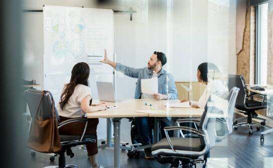 Kluczowe korzyści z dostosowywania usług do potrzeb klientów.